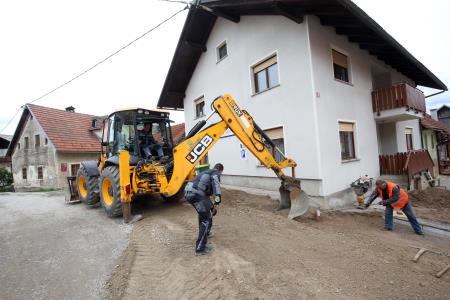 ASFALTIRANJE CESTE SKOZI SELŠČEK 11 FOTO LJUBO VUKELIČ